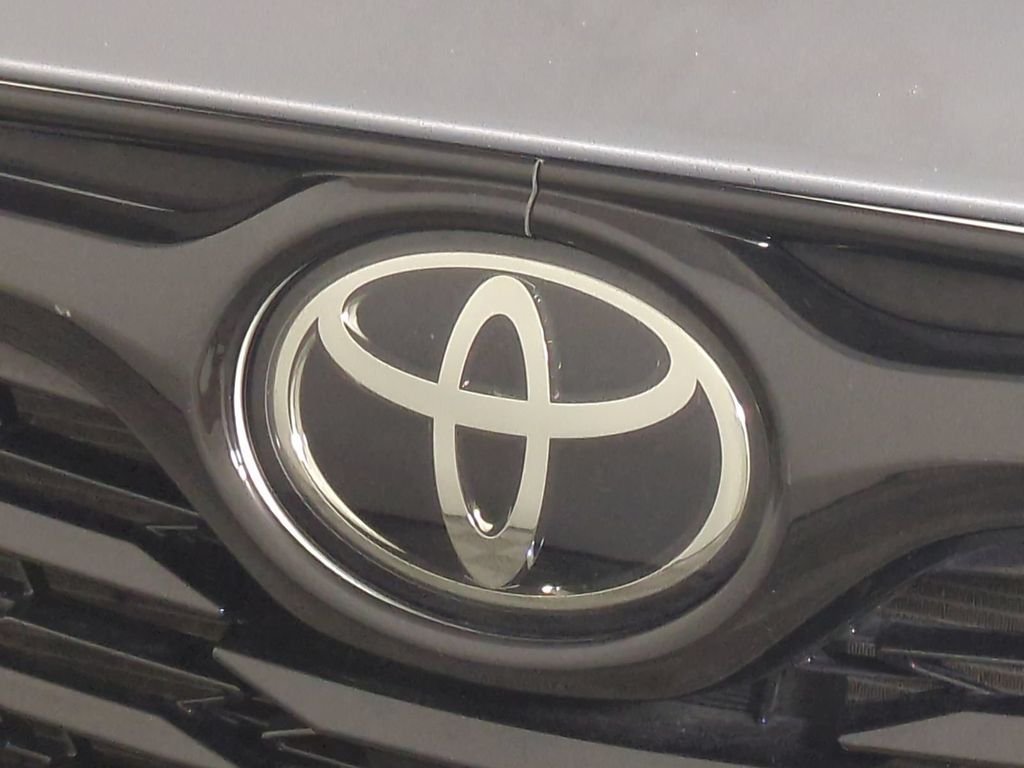 2021 Toyota Highlander XLE - Photo 13
