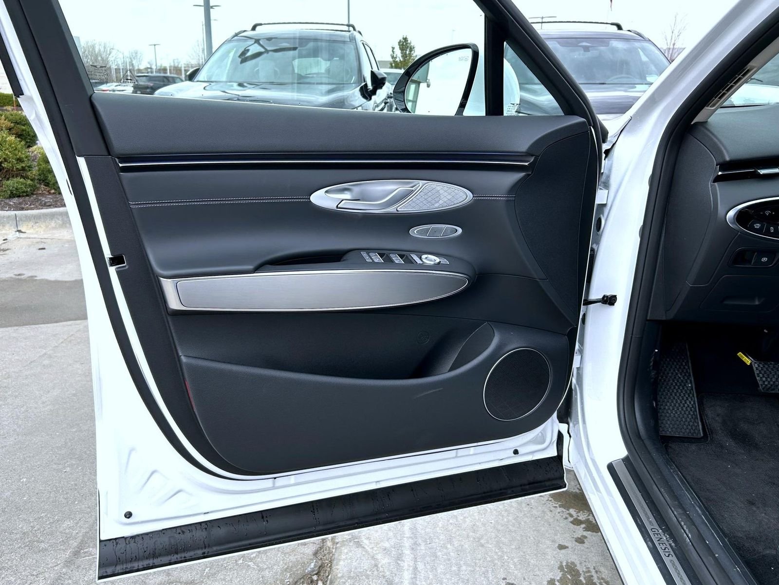 New 2026 White Genesis 2.5T Select image 9