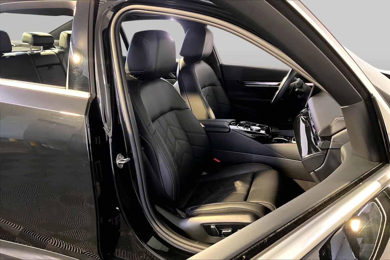 Used 2024 Black Sapphire Metallic BMW 540i xDrive image 8
