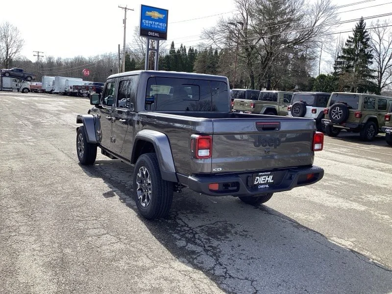 New 2026 Granite Crystal Metallic Clear-Coat Exterior Paint Jeep Sahara image 5