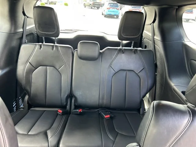 Used 2025 White Chrysler Select image 29