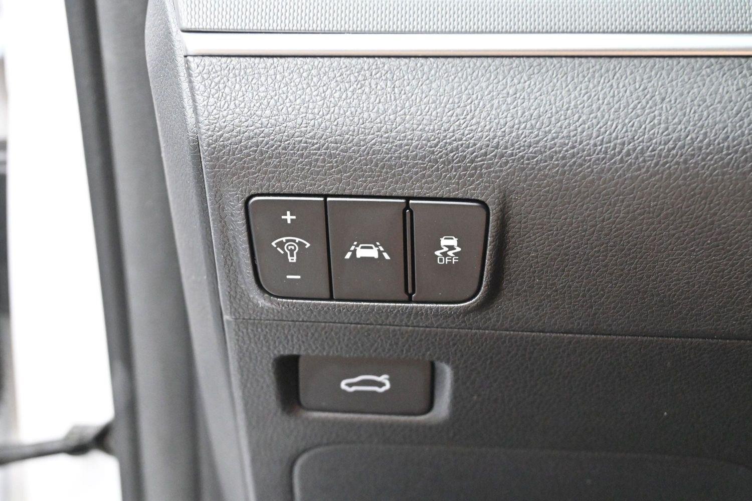 Used 2022 Glacial White Pearl Kia GT-Line image 28