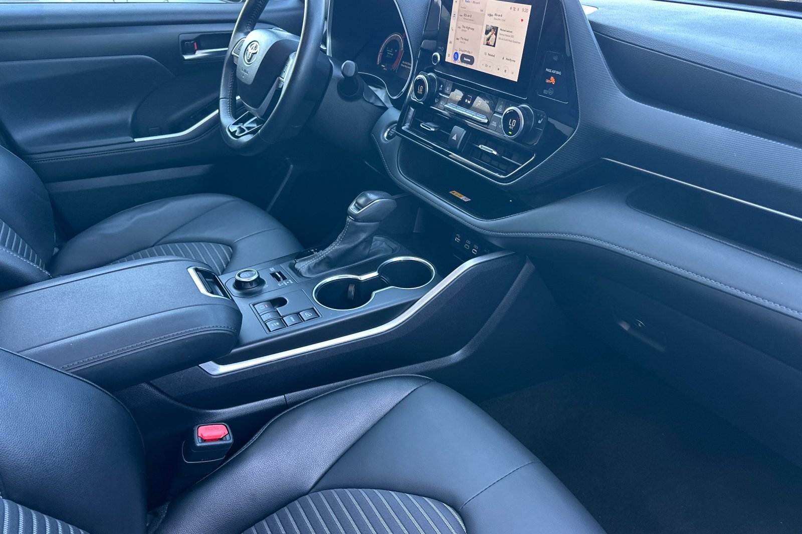 2025 Toyota Highlander LE - Photo 17
