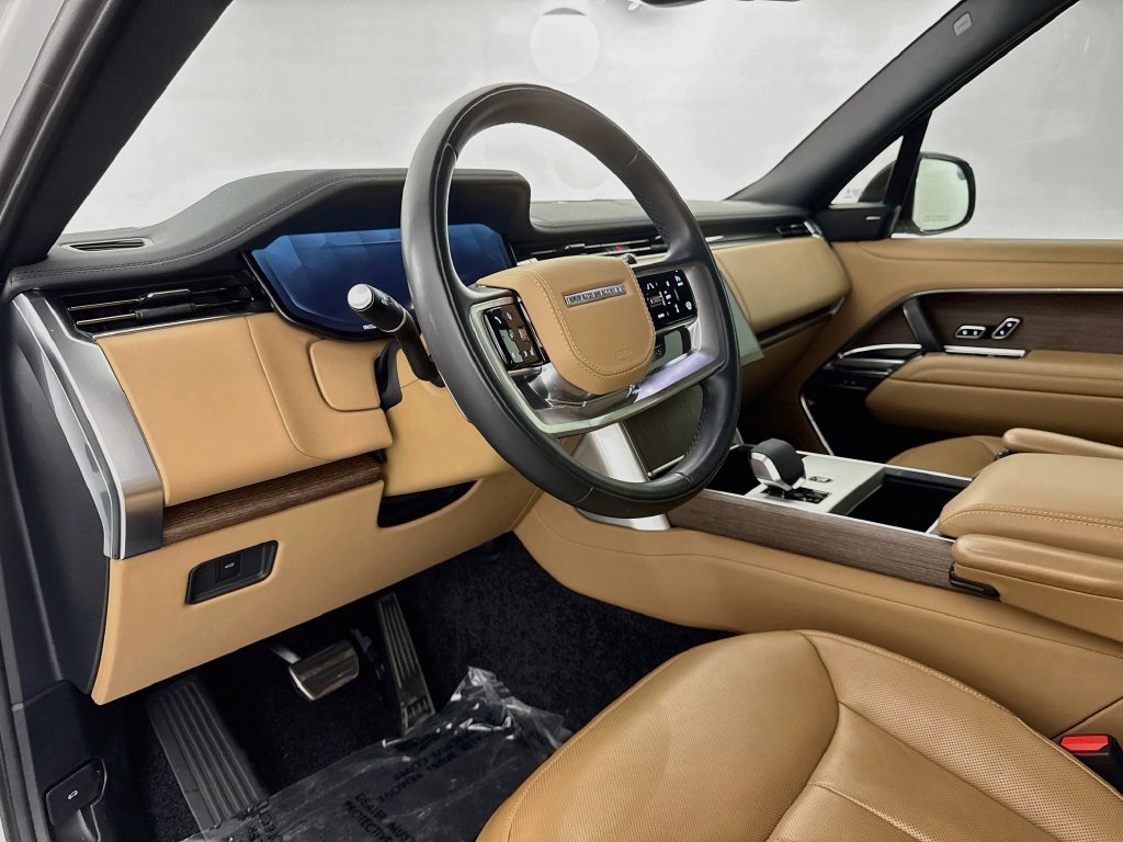 Used 2025 White Land Rover SE image 9