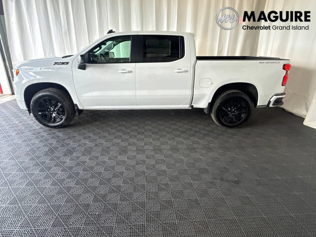 New 2026 Summit White Chevrolet RST image 29