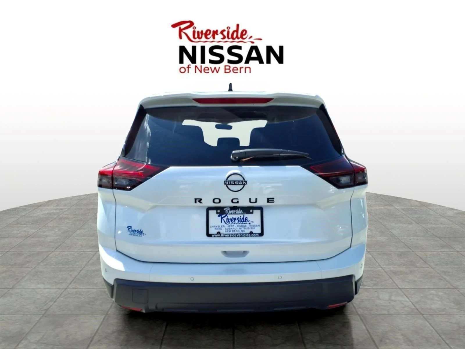 New 2026 Everest White Pearl TriCoat Nissan Dark Armor™ image 2