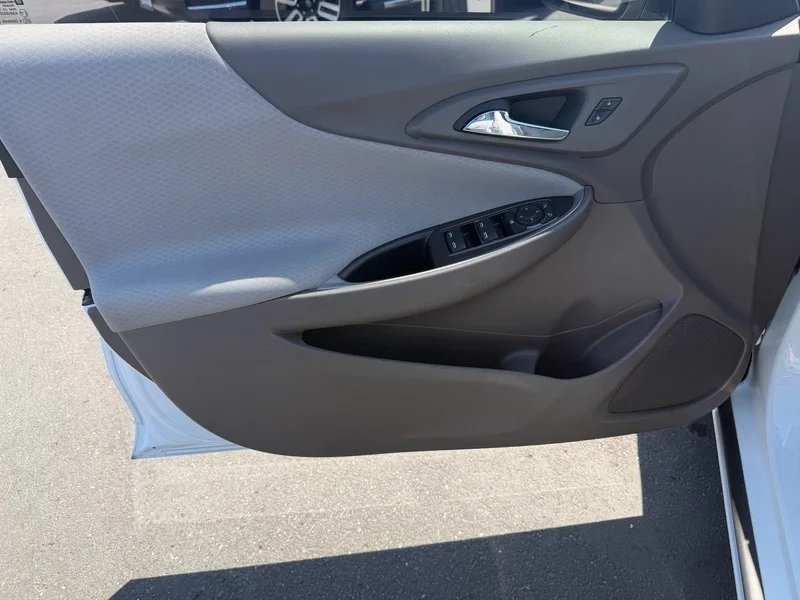 Used 2018 SUMMIT WHITE Chevrolet LS image 17