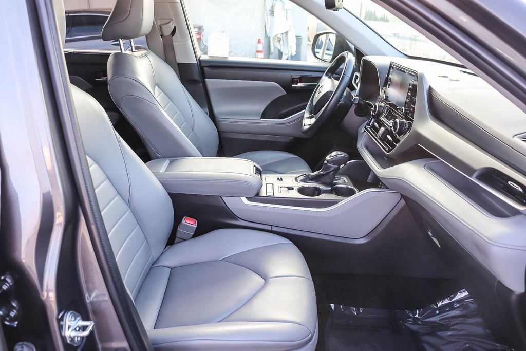 Used 2022 Magnetic Gray Metallic Toyota XLE image 21