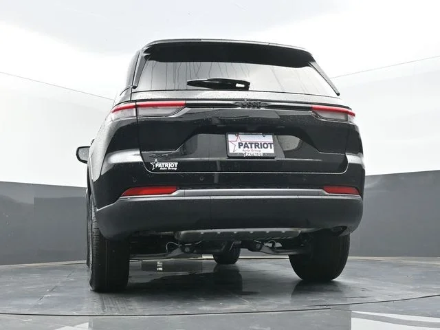 New 2026 Diamond Black Crystal Pearl-Coat Exterior Paint Jeep Altitude image 40