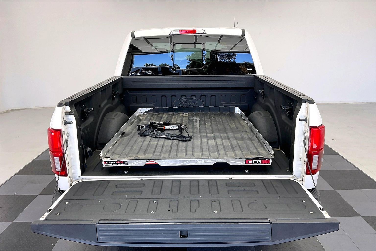 Used 2018 White Platinum Metallic Tri-Coat Ford LARIAT image 23