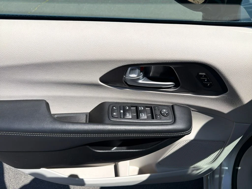 Used 2024 Silver Chrysler Touring L image 15