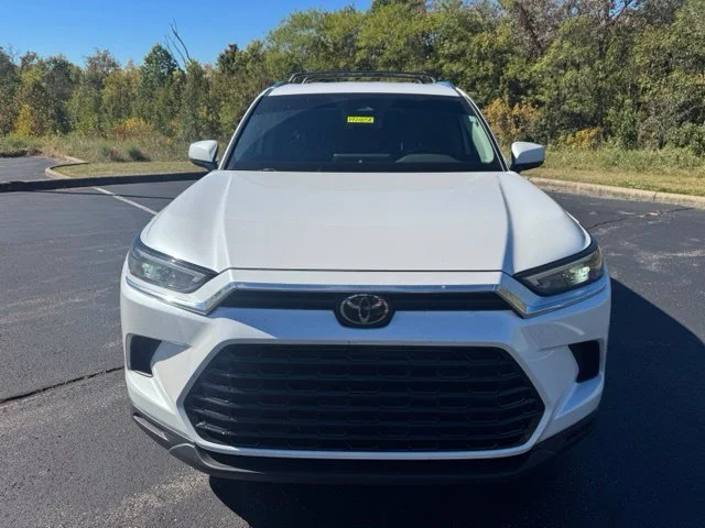 Used 2025 Pearl Toyota XLE image 8