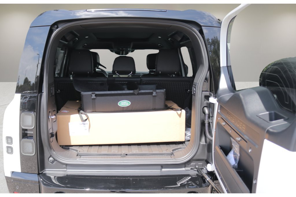 New 2026 Fuji White Land Rover X-Dynamic SE image 15
