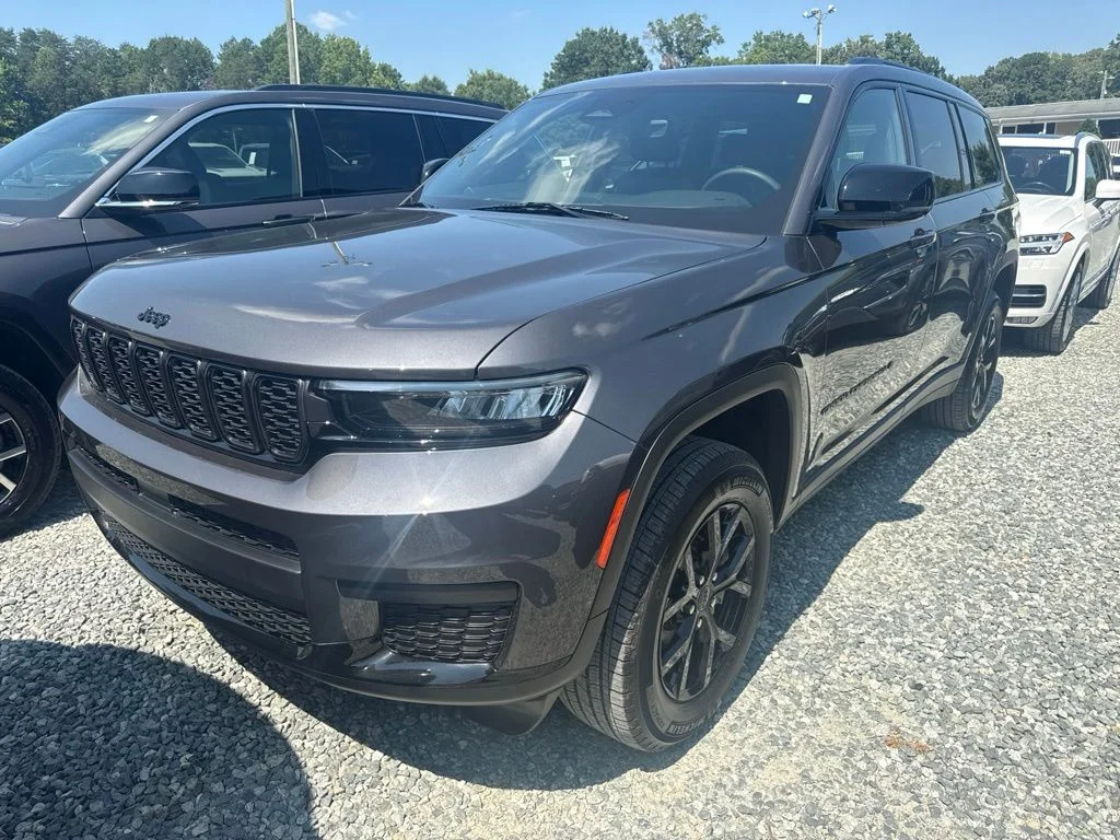 Used 2025 Gray Jeep Altitude image 1