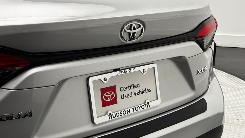 Used 2020 Silver Toyota XLE image 8