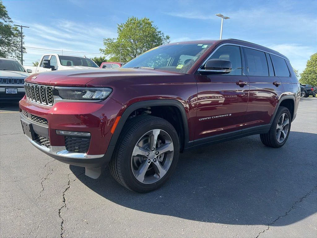 Used 2025 Velvet Red Pearlcoat Jeep Limited image 5