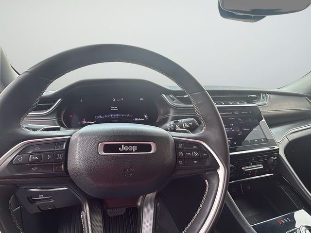 Used 2023 Gray Jeep Laredo image 9