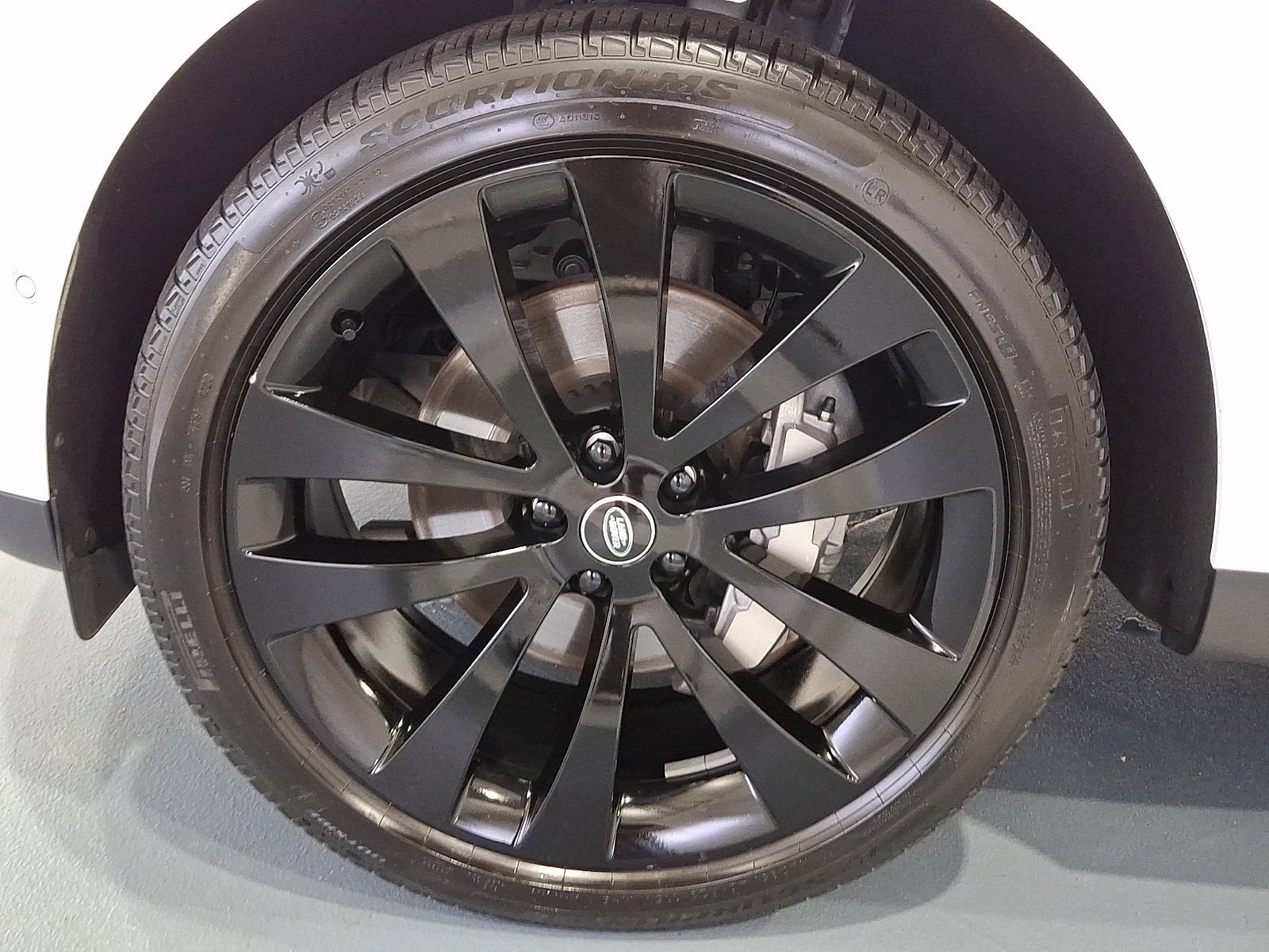 Certified Used 2025 Fuji White Land Rover  image 9