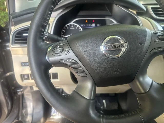 Used 2022 Gray Nissan Platinum image 17