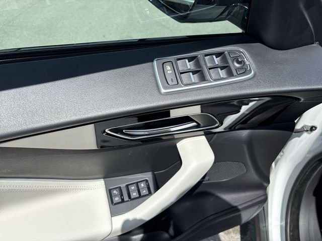 Used 2019 White Jaguar 20d R-Sport image 13
