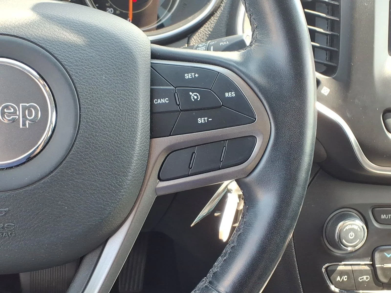 Used 2020 Velvet Red Pearlcoat Jeep Latitude image 19