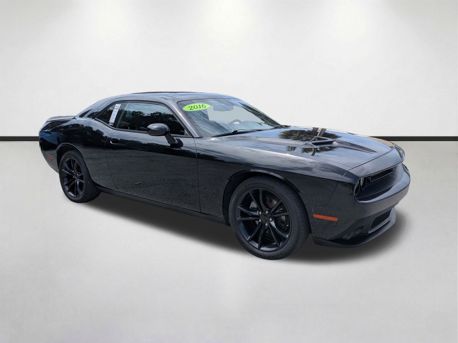 Used 2016 Pitch Black Clearcoat Dodge SXT image 2
