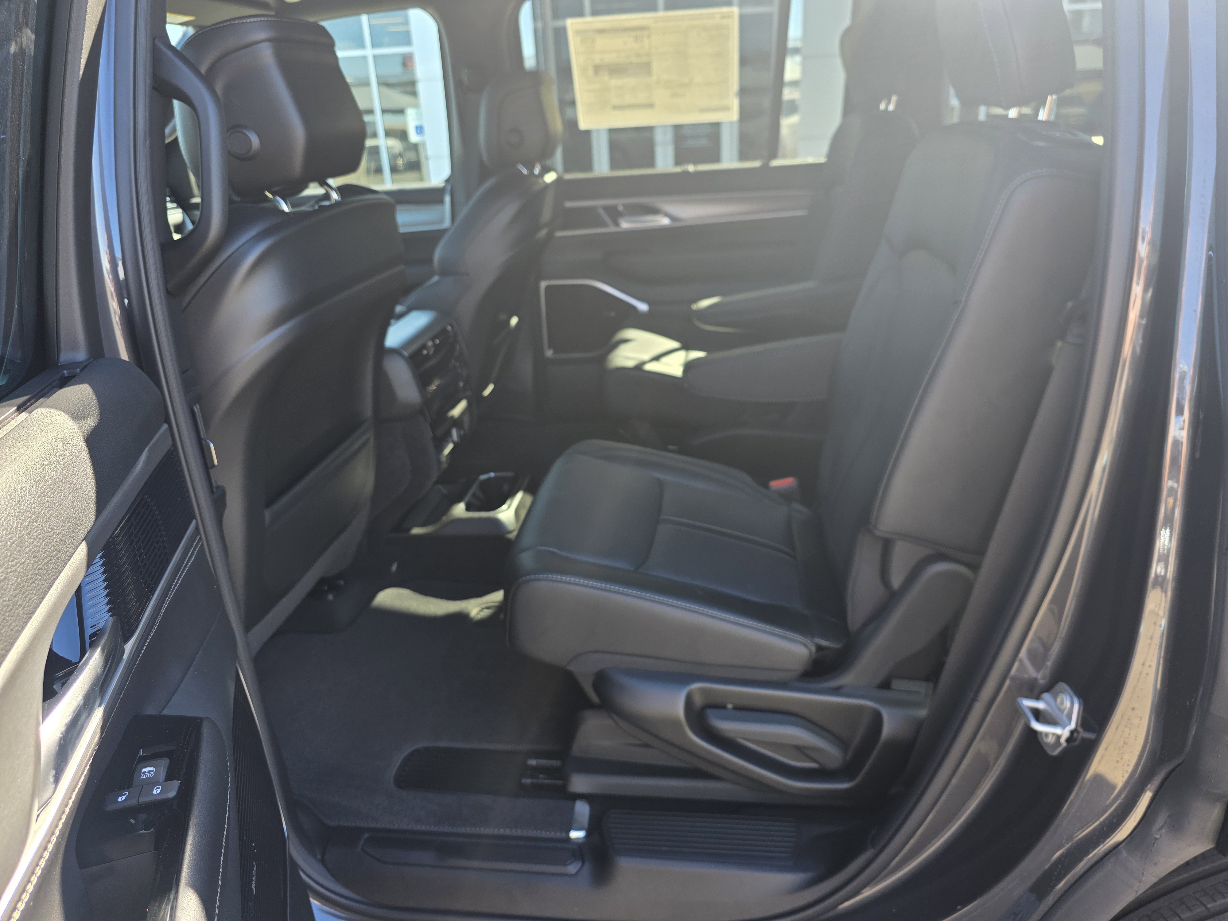 New 2026 Baltic-Gray Metallic Clear-Coat Exterior Paint Jeep Limited Reserve image 12