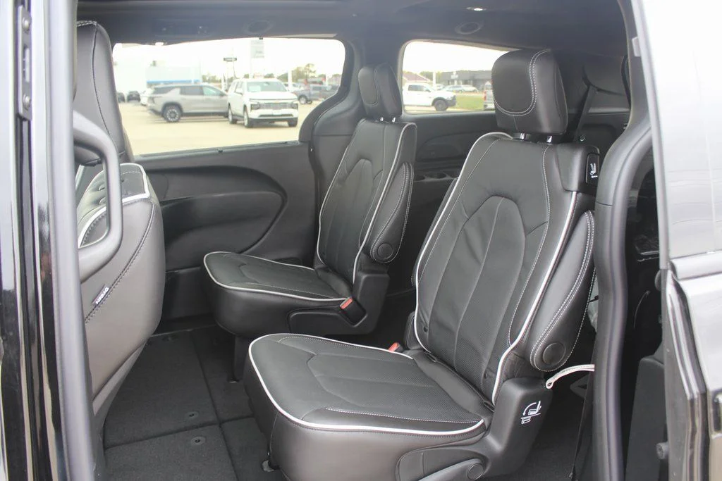New 2026 Diamond Black Crystal Pearl-Coat Exterior Paint Chrysler Limited image 9