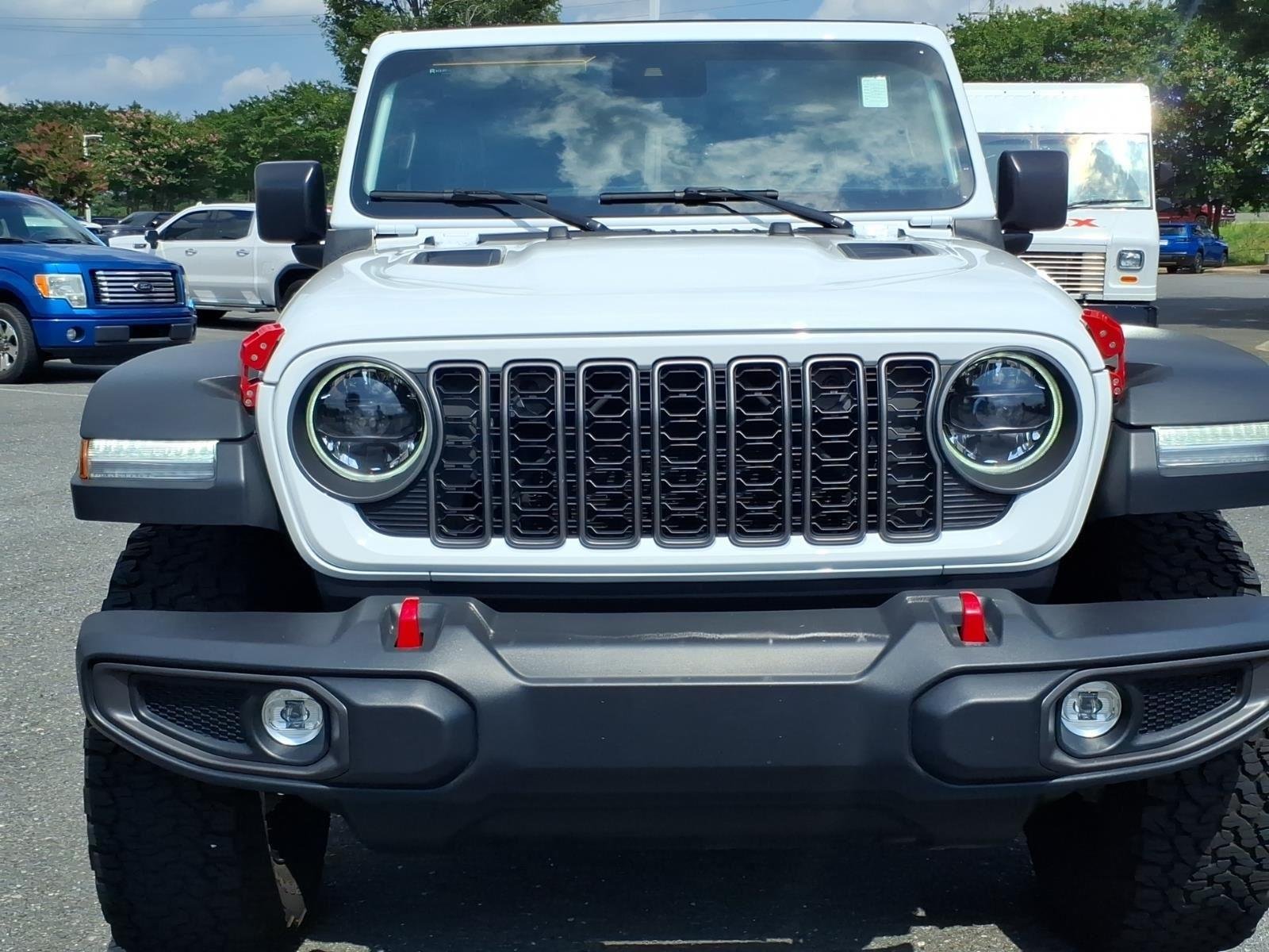 Used 2025 Bright White Clearcoat Jeep Rubicon image 15