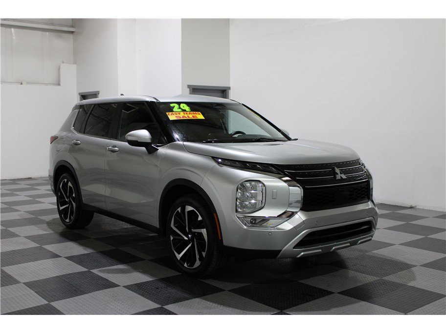 2024 Mitsubishi Outlander SE photo 2