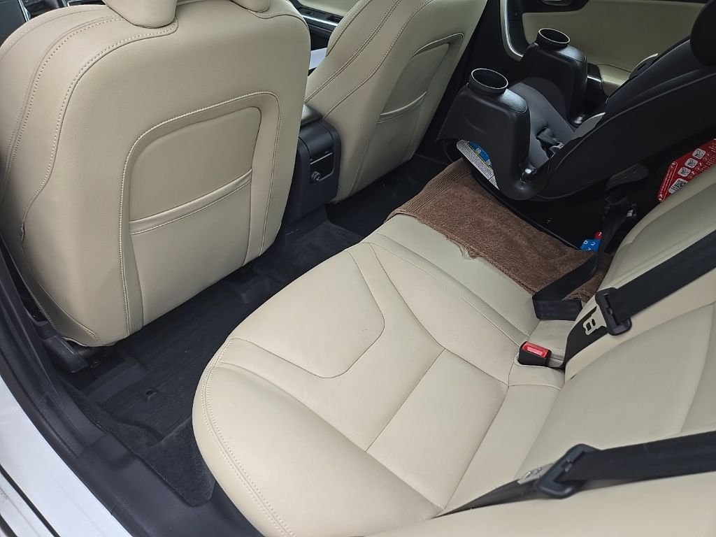 Used 2018 White Volvo T5 Dynamic image 8