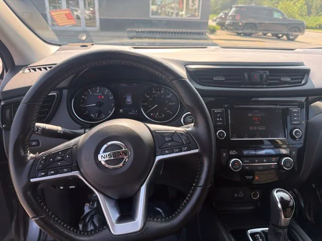Used 2022 Gray Nissan SV image 11