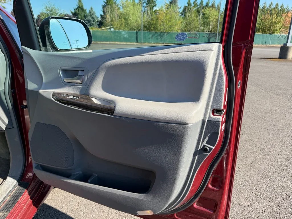 Used 2016 Salsa Red Pearl Toyota XLE image 24