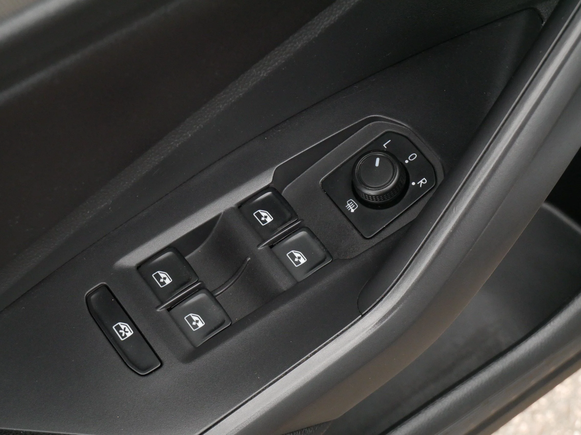 Used 2019 Platinum Gray Metallic Volkswagen SE image 19