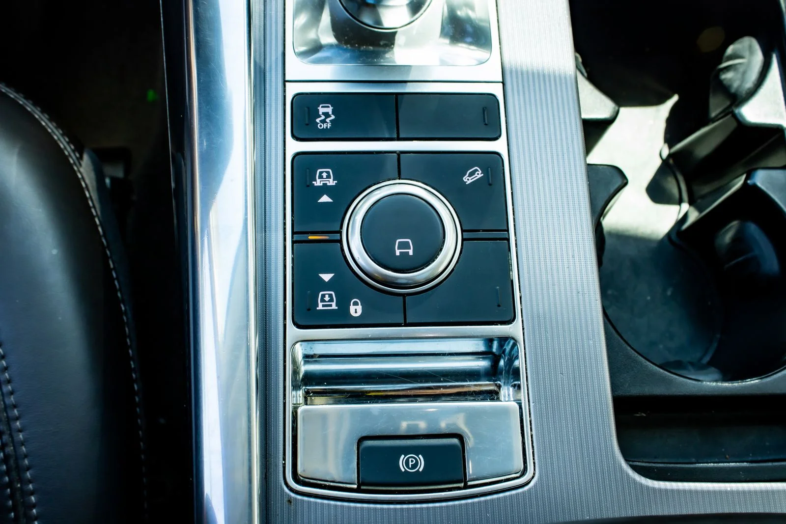 Used 2019 White Land Rover HSE image 16