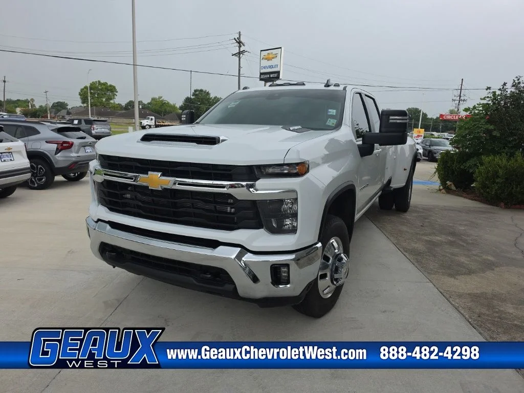Used 2025 White Chevrolet LT image 3