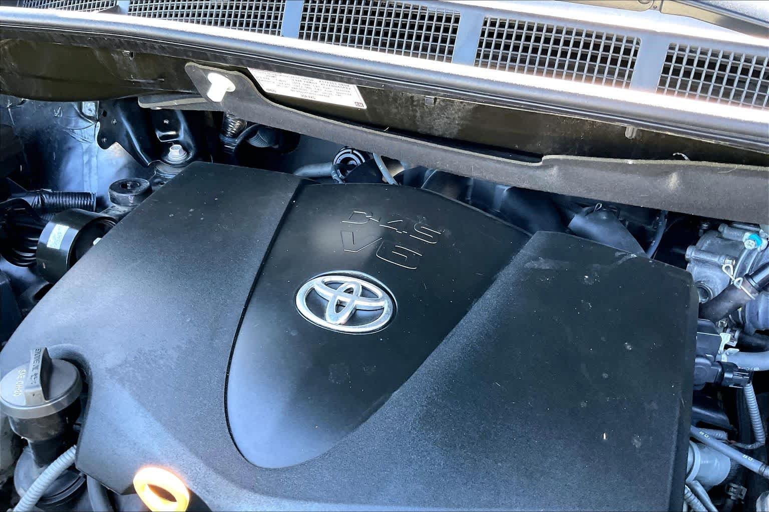Used 2019 Midnight Black Metallic Toyota XLE Premium image 30