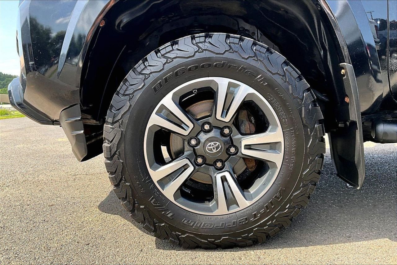 Used 2018 Midnight Black Metallic Toyota SR5 image 34