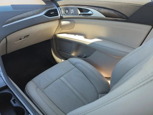 Used 2017 Red Lincoln Reserve image 27