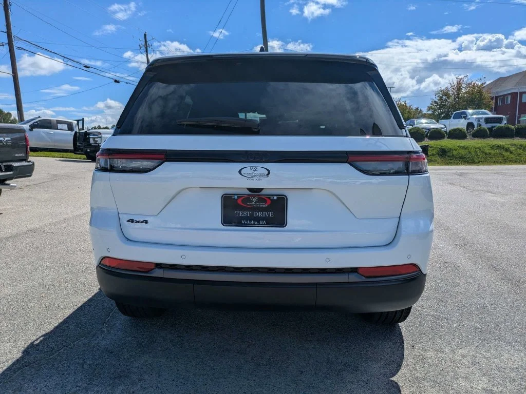 New 2027 White Jeep  image 5