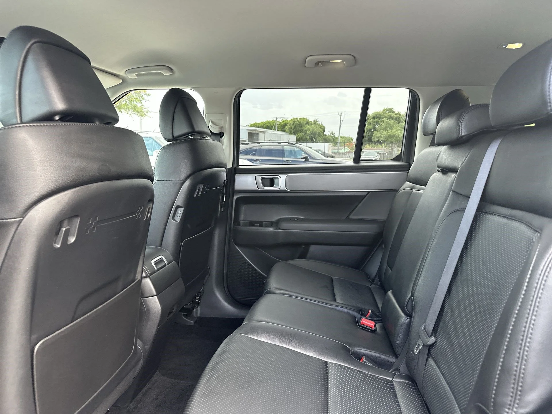 Used 2024 Shimmering Silver Hyundai SE image 21