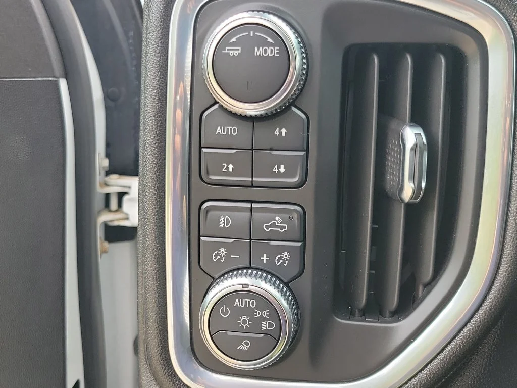 Used 2021 White GMC AT4 image 23