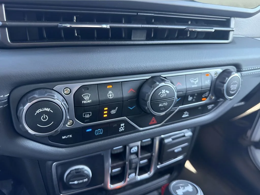 Used 2025 White Jeep Sahara image 24