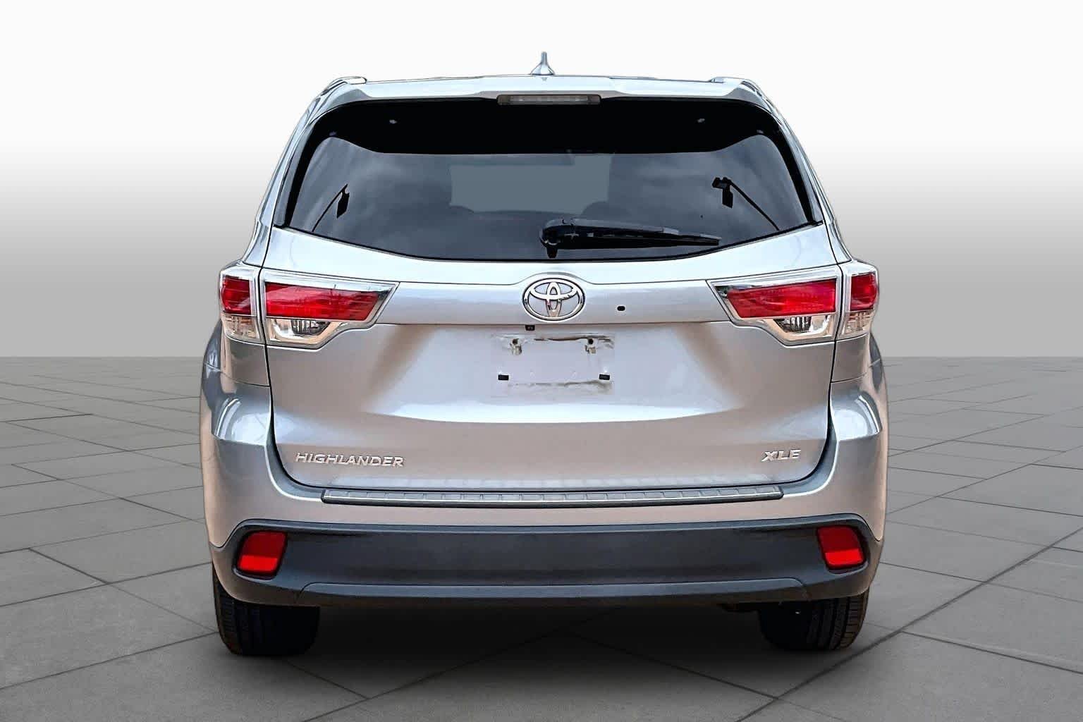 Used 2016 Silver Sky Metallic Toyota XLE image 5