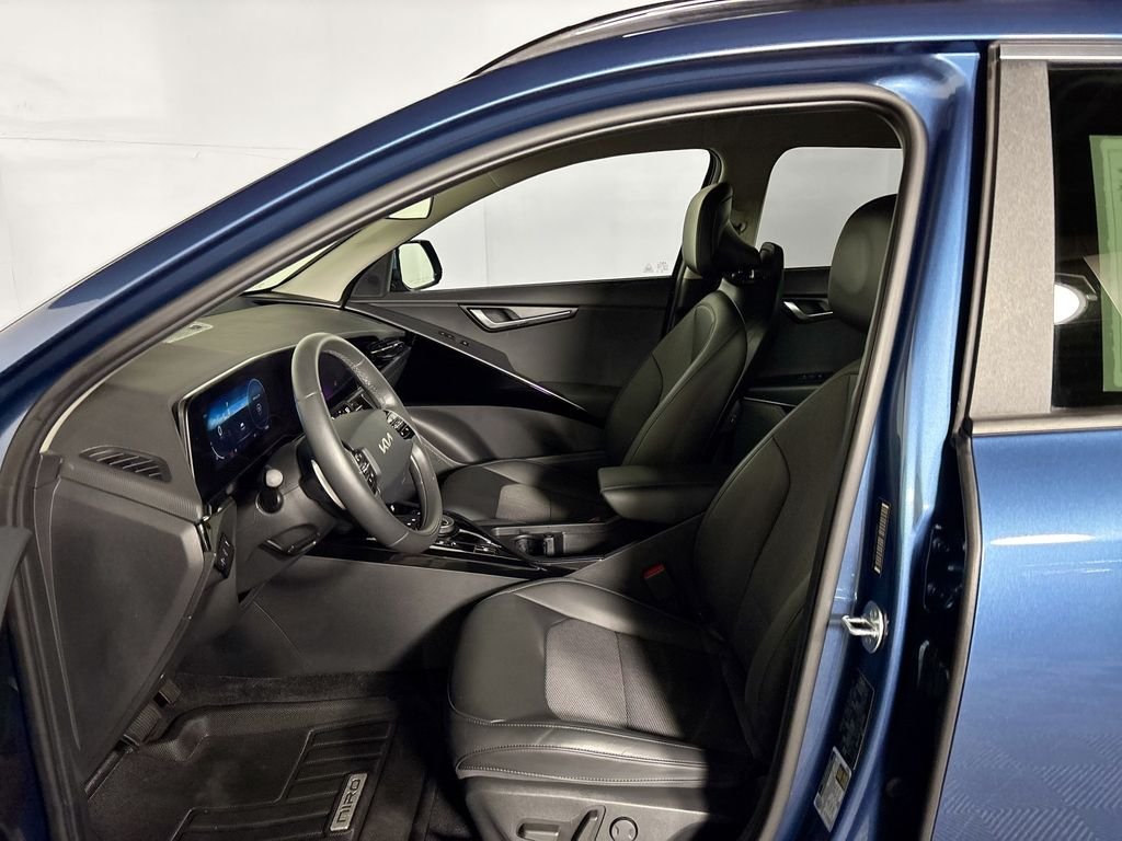 Used 2024 Blue Kia Wind image 11