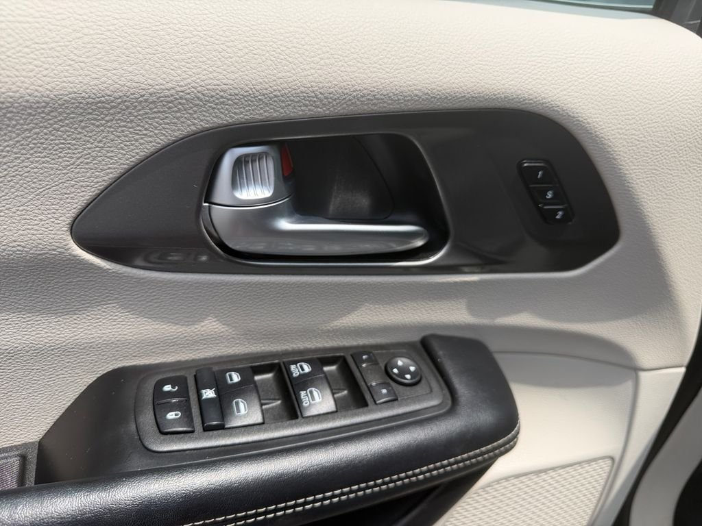 Used 2022 White Chrysler Touring L image 11