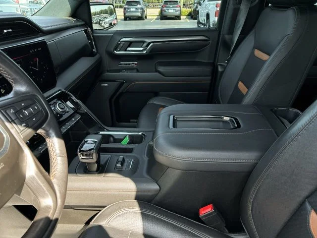 Used 2022 White GMC AT4 image 31