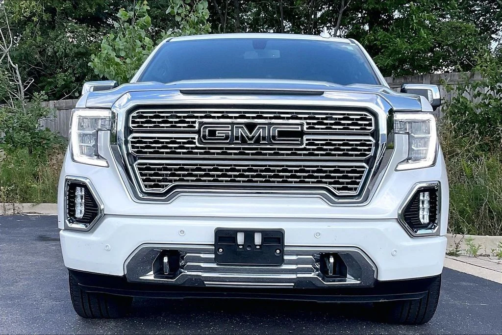Used 2022 White Frost Tricoat GMC Denali image 3