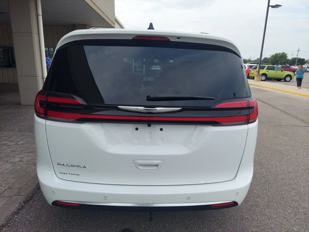 New 2026 Bright White Clear-Coat Exterior Paint Chrysler Pinnacle image 6