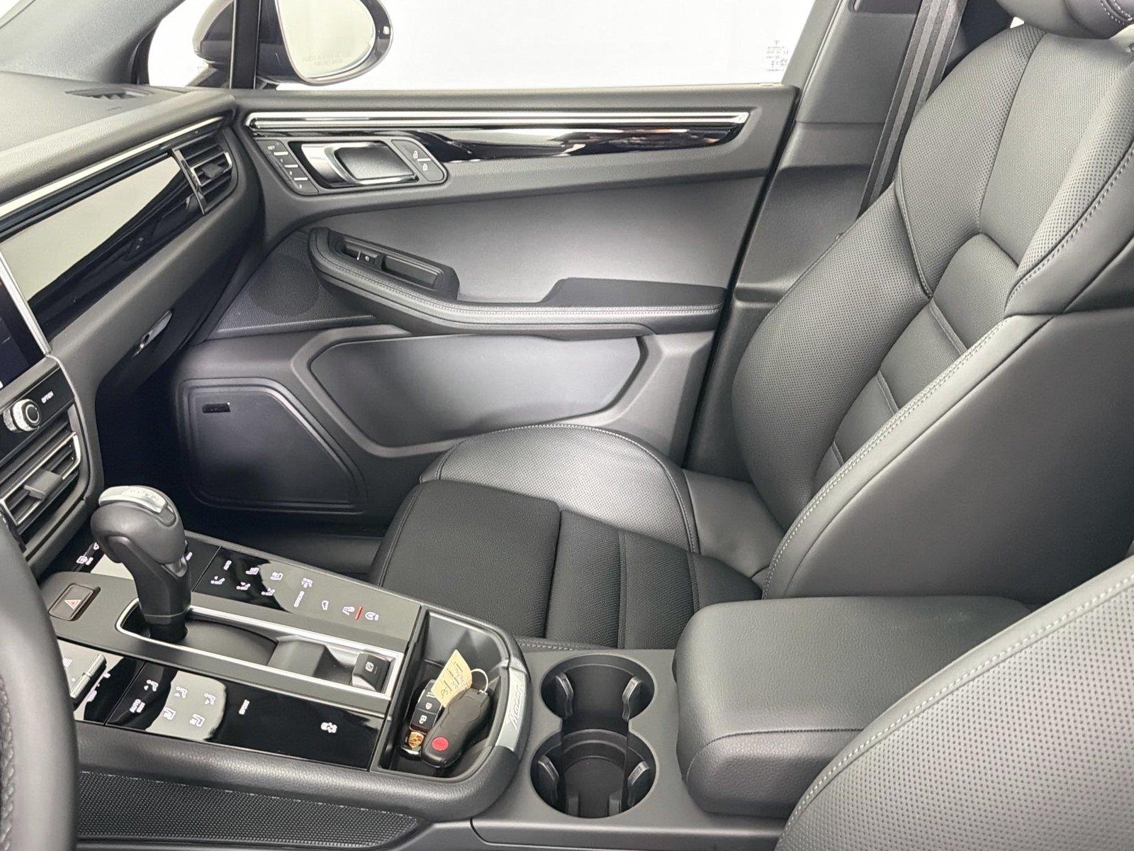 2026 Porsche Macan T - Photo 30
